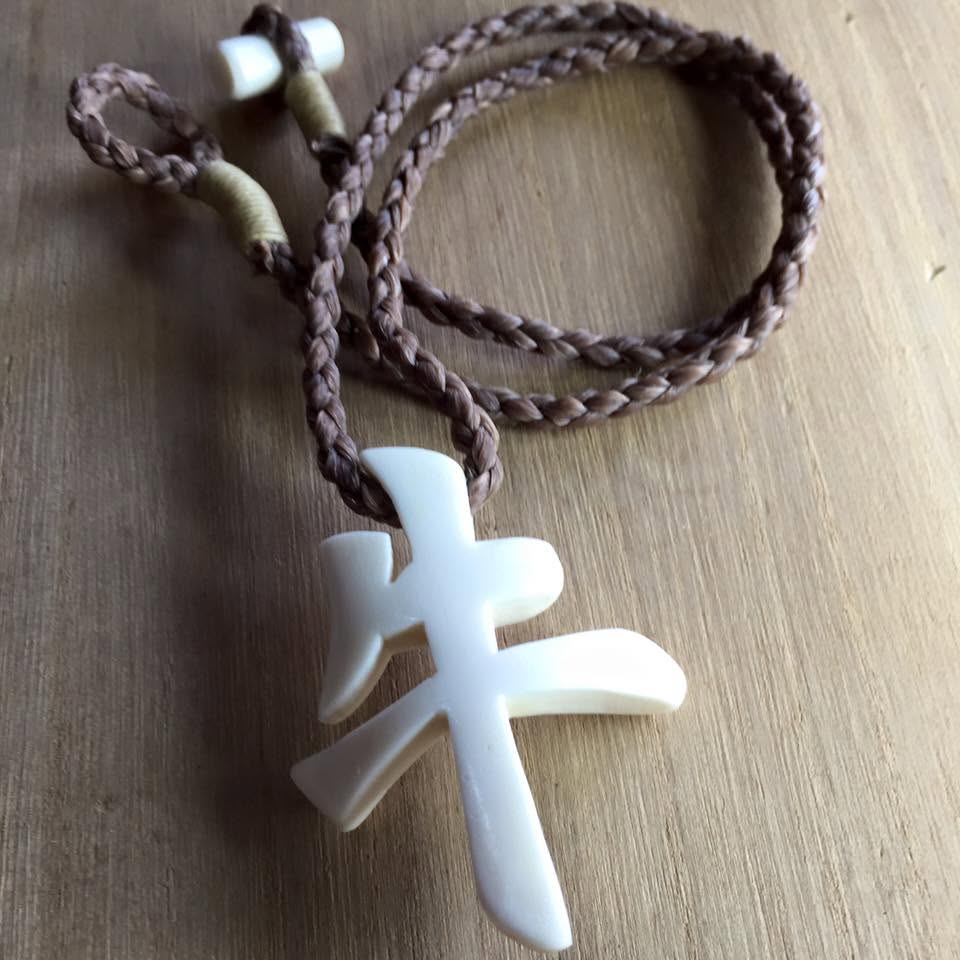 牛の骨彫刻ペンダント