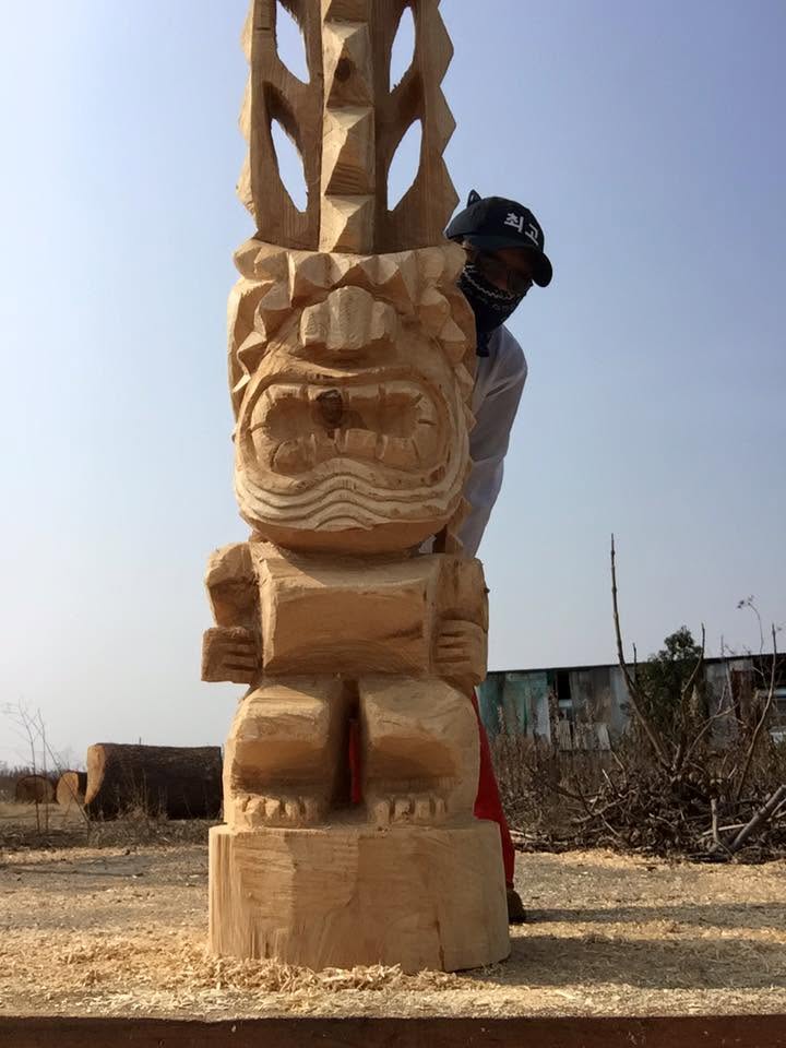 手彫りのティキ像 制作中